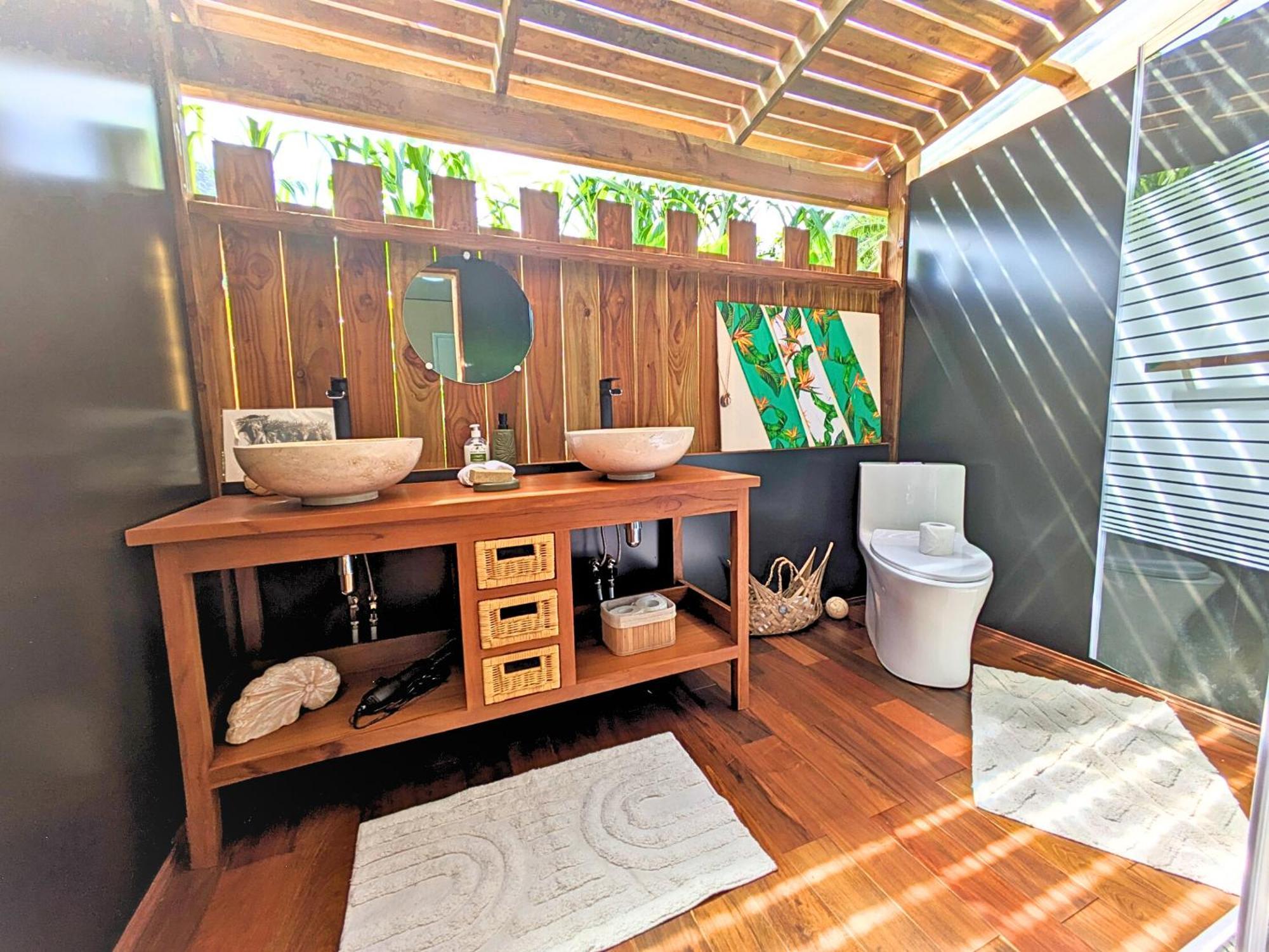 Natura Om Teahupoo Surf Lodge Toanoano Exteriér fotografie
